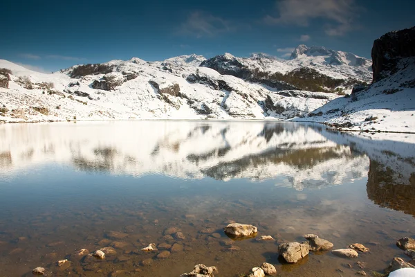 Lago de la Ercina, Lagos de Covadonga, Asturias, España — Foto de Stock