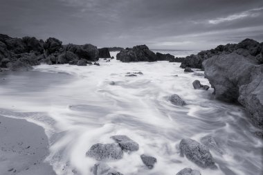 plaj liencres siyah ve beyaz, cantabria, İspanya