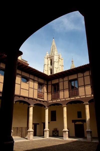 Palácio episcopal em Leon, Castilla y Leon, Espanha — Fotografia de Stock