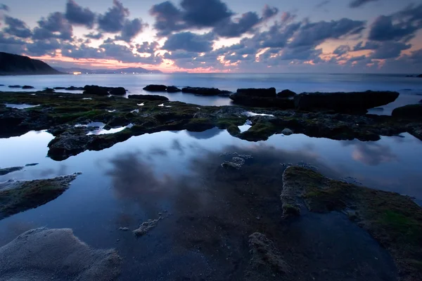 Reflecta la plaja din Azkorri, Getxo, Bizkaia, Spania — Fotografie, imagine de stoc