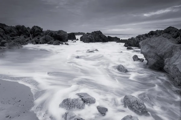 在黑色和白色、 坎塔布里亚、 西班牙 liencres 的海滩 — 图库照片