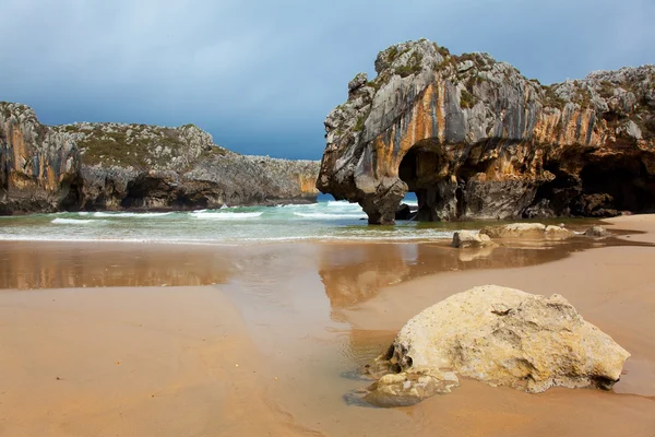Plaża cuevas del mar, nueva de llanes asturias, Hiszpania — Zdjęcie stockowe