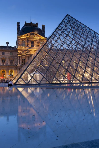 ルーヴル美術館、パリ、フランスのピラミッド — ストック写真
