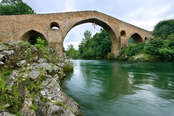 Római híd cangas de Onís, asturias, Spanyolország — Stock Fotó