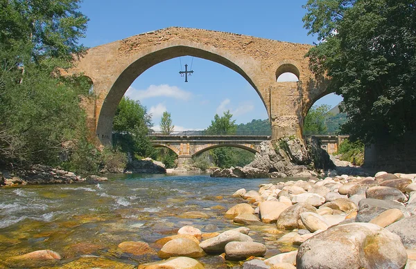 Ponte de Cangas de Onis, Astúrias, Espanha — Fotografia de Stock