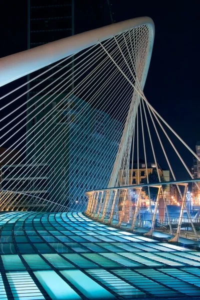 Puente de Zubizuri, Bilbao, Bizkaia, España — Foto de Stock