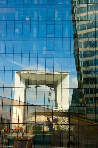 Reflecting cube of La Defense, Paris, France — Stock Photo, Image