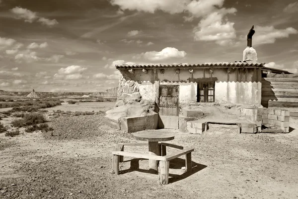 Refuge dans les Bardenas reales en noir et blanc, Navarre, Espagne — Photo
