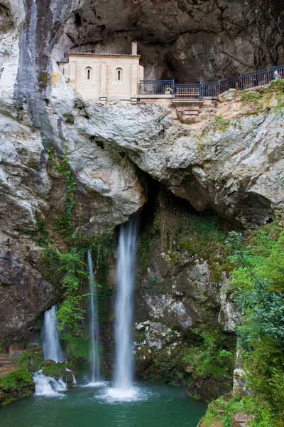Kutsal covadonga, asturias, İspanya — Stok fotoğraf
