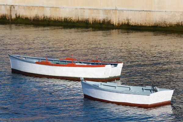 Båtar i figueras, Asturien, Spanien — Stockfoto