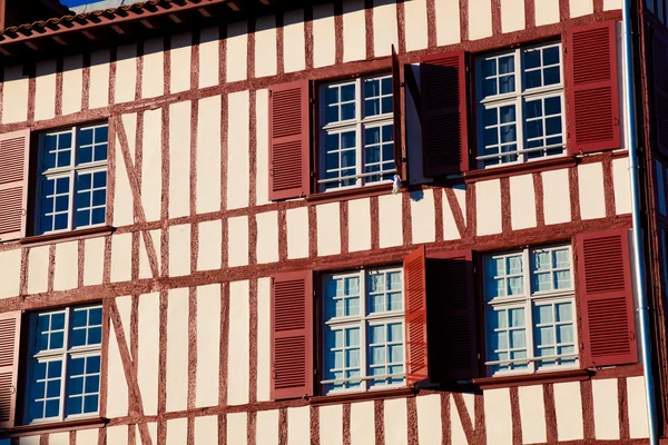 Fasaden på huset i bayona, pirenees atlantiques, Frankrike — Stockfoto