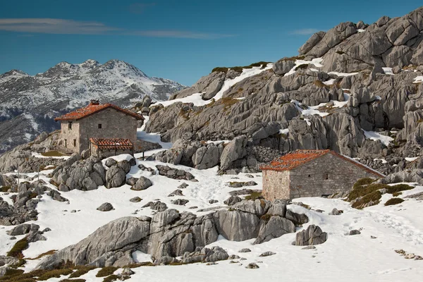 Kraju domy w picos de europa, asturias, Hiszpania — Zdjęcie stockowe