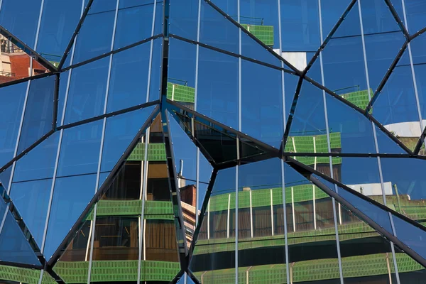 Reflektera i byggnad i bilbao, Biscaya, Spanien — Stockfoto
