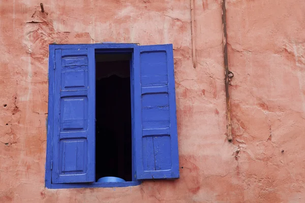 Okno w marrakech, Maroko — Zdjęcie stockowe