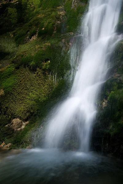 狭窄的小路的 beyos，利昂，西班牙的瀑布 — 图库照片
