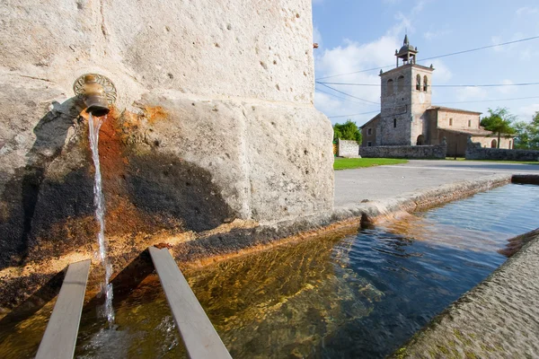 Fonte em Quisicedo, Burgos, Castilla y Leon, Espanha — Fotografia de Stock