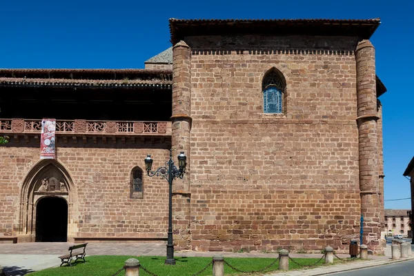 Kostel ve městě ezcaray, la rioja, Španělsko — Stock fotografie