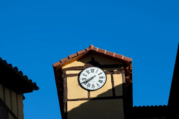 时钟在 poza de la 萨尔，布尔戈斯，卡斯蒂利亚 y leon、 西班牙 — 图库照片