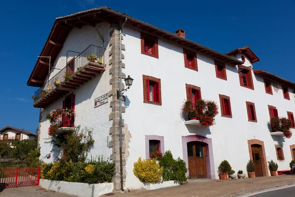 Hus i alcoz, ultzama, navarra, Spanien — Stockfoto