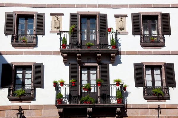 Fönster i elizondo, baztan valley, navarra, Spanien — Stockfoto
