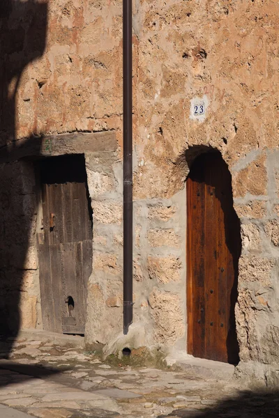 Dveře v orbaneja del castillo, burgos, castilla y leon, Španělsko — Stock fotografie
