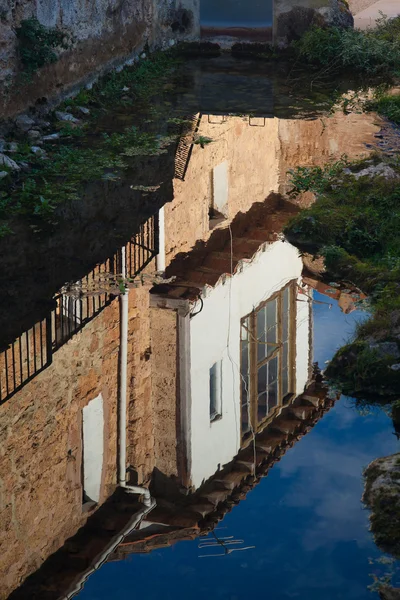 Feflect, a orbaneja del castillo, burgos, castilla y leon, Spanyolország — Stock Fotó