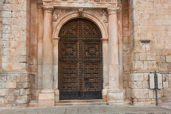 Дверь церкви Лерма, Бургос, Кастилья и Леон, Испания — стоковое фото