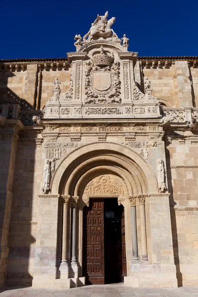 Базилика Сан-Исидоро, Леон, Кастилья-и-Леон, Испания — стоковое фото