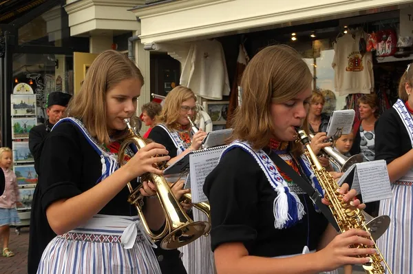 Uroczystości w wiosce rybackiej Volendam, Holandia — Zdjęcie stockowe