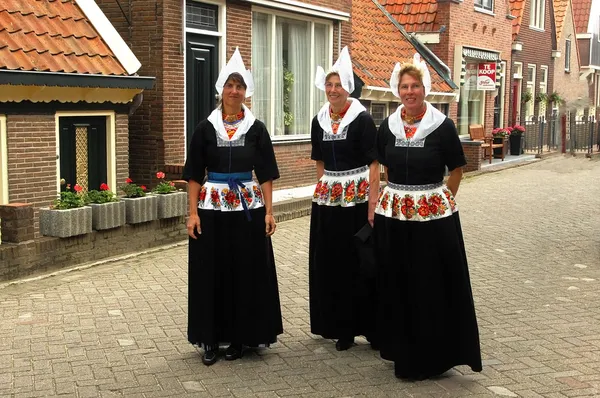 Donne del villaggio di Volendam, Paesi Bassi — Foto Stock