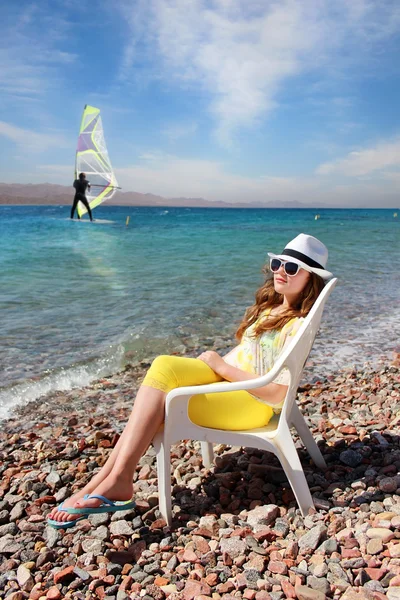 A young girl resting on the sea — Stock Photo, Image