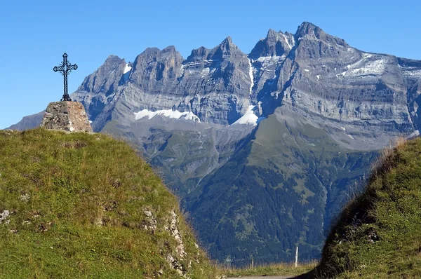 Cruz en los Alpes Suiza — Foto de Stock