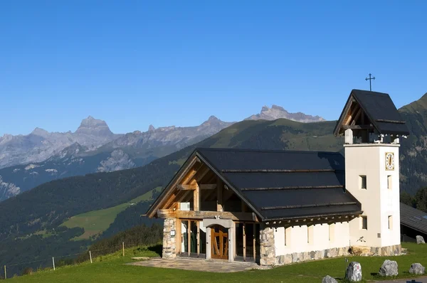 Capela nas montanhas da Suíça — Fotografia de Stock