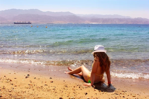 Chica joven en la playa —  Fotos de Stock