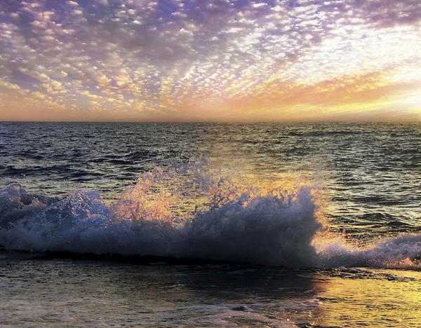 Ungewöhnlicher Sonnenuntergang über dem Meer — Stockfoto