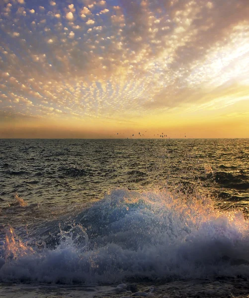 Ungewöhnlicher Sonnenuntergang über dem Meer — Stockfoto
