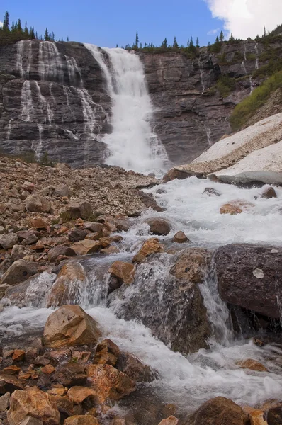 Wasserfall in den Bergen — Stockfoto