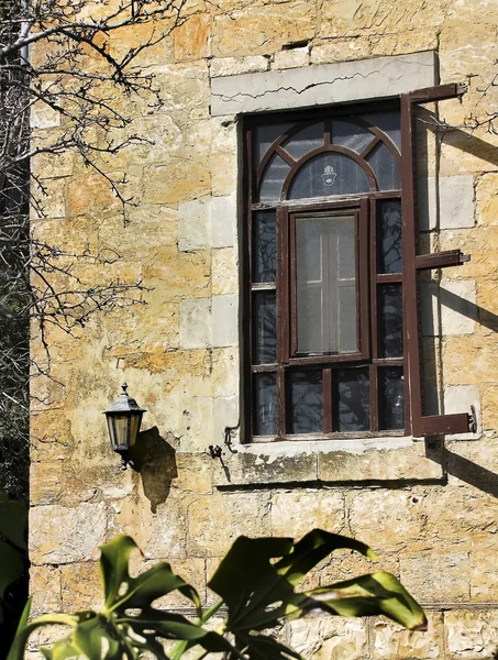 Стена старого дома с окном — стоковое фото