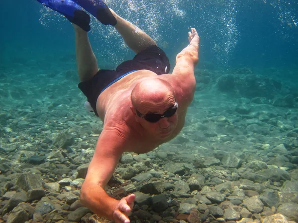 Homem adulto debaixo de água — Fotografia de Stock