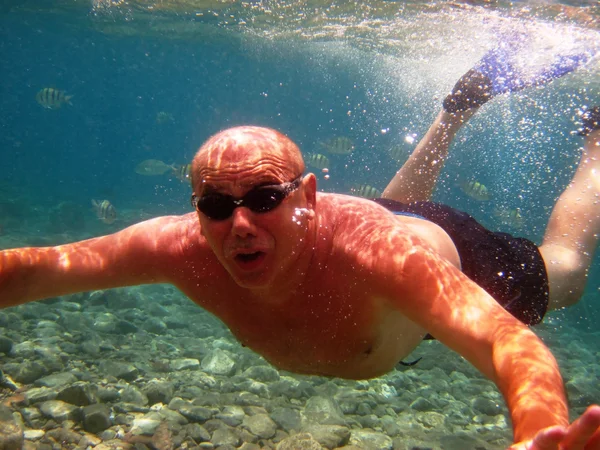 Homme adulte sous l'eau — Photo