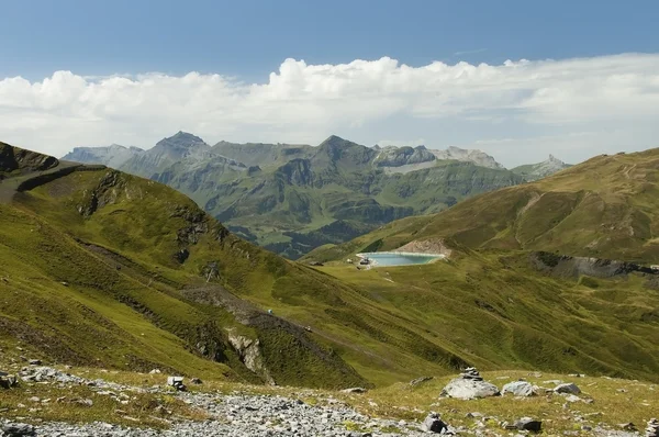 В швейцарских Альпах — стоковое фото