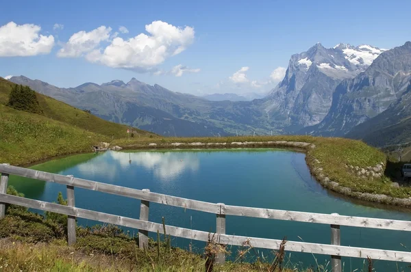 Jezioro w Alpach Szwajcarskich — Zdjęcie stockowe