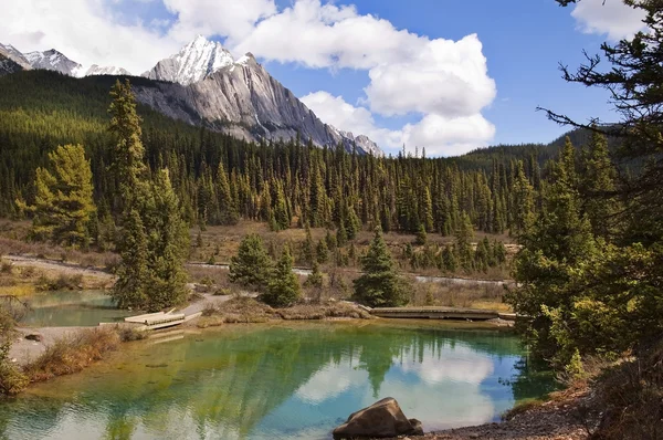 Hermoso lago en las montañas —  Fotos de Stock