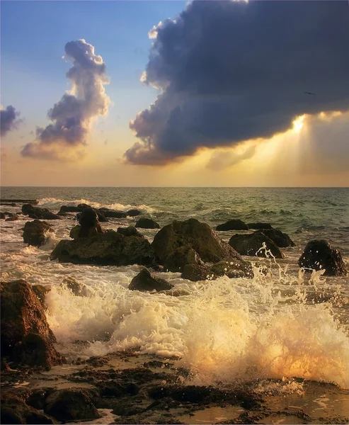 Приливная волна на закате — стоковое фото