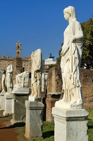 Statues romaines antiques sur piédestaux — Photo