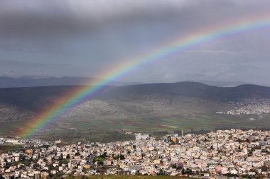 Gökkuşağının üstünde Arap Köyü