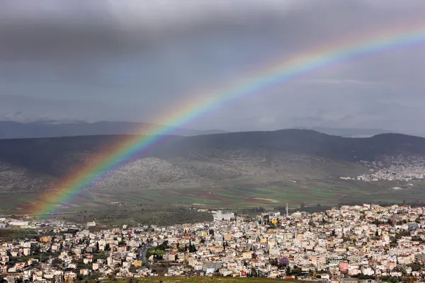Regenbogen über dem arabischen Dorf — Stockfoto