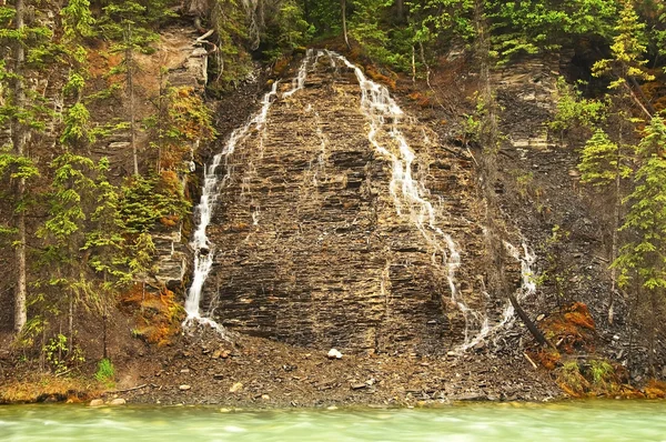 Kleiner Wasserfall in den Bergen — Stockfoto