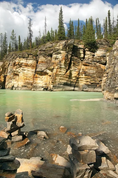 Litorais rochosos de rio de montanha — Fotografia de Stock