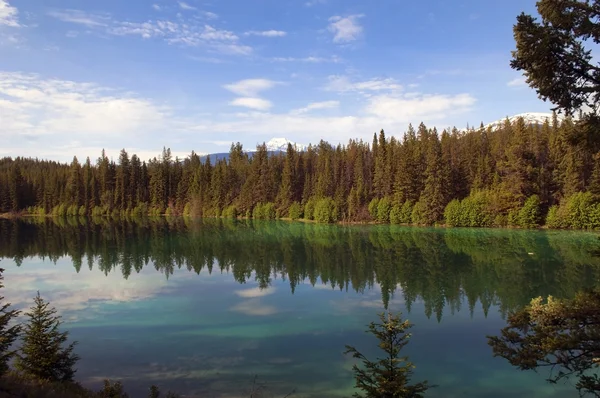 Riflessione nel lago di Smeraldo — Foto Stock